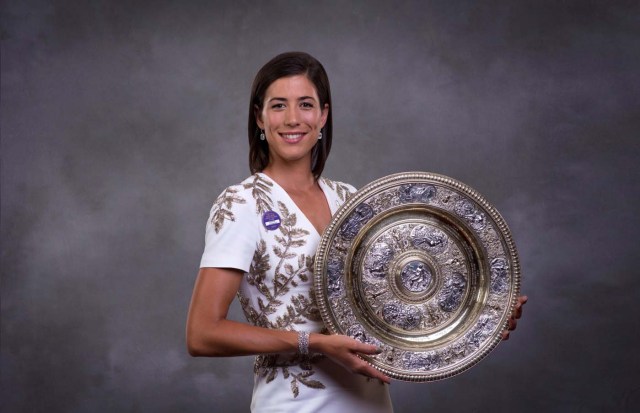 VTM001 LONDRES (REINO UNIDO), 17/07/2017.- La tenista española Garbiñe Muguruza posa con su trofeo de individuales femeninos de Wimbleon en Londres (Reino Unido), ayer, 16 de julio del 2017. Muguruza recuperó hoy, 17 de julio de 2017, diez posiciones en el ránking mundial y es quinta tras su triunfo en Wimbledon. EFE/All England Lawn Tennis Cub / ROBERT MARTIN/SÓLO USO EDITORIAL/PROHIBIDO SU USO COMERCIAL