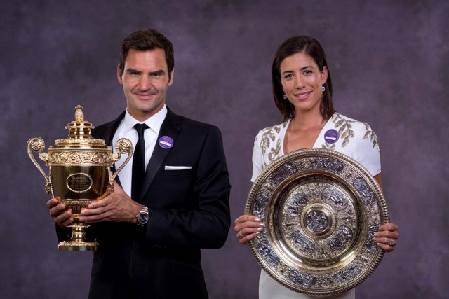 VTM001 LONDRES (REINO UNIDO), 17/07/2017.- La tenista española Garbiñe Muguruza (d) y el suizo Roger Federer posan con sus trofeos de Wimbleon en Londres (Reino Unido), ayer, 16 de julio del 2017. EFE/All England Lawn Tennis Cub / ROBERT MARTIN/SÓLO USO EDITORIAL/PROHIBIDO SU USO COMERCIAL