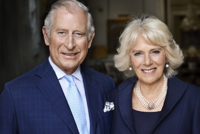 RY01 LONDRES (REINO UNIDO) 17/07/2017.- El príncipe de Gales Carlos y su esposa, Camilla Parker-Bowles, duquesa de Cornualles, posan para Mario Testino en la sala de desayuno de la Clarence House, Londres (Reino Unido), el pasado mes de mayo de 2017, con motivo del 70 aniversario de la duquesa. EFE/Mario Testino-Clarence House ***PROHIBIDO SU USO DESPUÉS DEL 23 DE JULIO: NO REDIFUSIÓN (Incluido cualquier uso comercial, publicidad, o cualquier uso no editorial, como libros, calendarios o suplementos). Cedida con la condición de que no se cobre ninguna tarifa por su distribución o publicación y que se comuniquen estas condiciones a cualquier organización a la que se vaya a distribuir. Esta fotografía no debe ser editada digitalmente, manipulada o modificada una vez publicada. Cualquier uso de ella fuera de estos términos debe ser aclarado por Clarence House, que se reserva el derecho a declinar la petición. EFE/Mario Testino / Clarence House FOTO CEDIDA/SOLO USO EDITRIAL/NO VENTAS