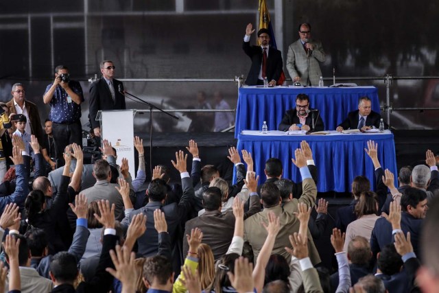 CAR13. CARACAS (VENEZUELA), 21/07/2017.- Vista general de una sesión de la Asamblea Nacional de Venezuela hoy, viernes 21 de julio de 2017, en Caracas (Venezuela). El Parlamento venezolano, de mayoría opositora, eligió hoy a 33 nuevos magistrados del Tribunal Supremo de Justicia (TSJ), en una decisión no reconocida por el Gobierno y por los jueces en ejercicio de esta alta corte cuya legitimidad ha dejado de reconocer la Cámara. EFE/Miguel Gutiérrez