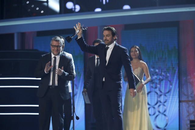 GRA470. MADRID, 22/07/2017.- El director venezolano Lorenzo Vigas (d) recibe el premio Platino a la Mejor Ópera Prima de Ficción Iberoamericana, durante la ceremonia de entrega de los IV Premios Platino del Cine Iberoamericano celebrada esta noche en la Caja Mágica, en Madrid. EFE/Chema Moya