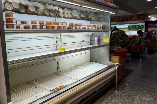 CAR24. CARACAS (VENEZUELA), 24/07/2017.- Personas buscan alimentos en un supermercado con estanterías parcialmente vacíos hoy, lunes 24 de julio de 2017, en Caracas (Venezuela). Numerosos supermercados de Caracas cerrarán hoy con más estanterías vacías de lo habitual después de que los habitantes de la capital hicieran acopio de alimentos y otros productos básicos ante el paro general contra el Gobierno que la oposición convocó para el miércoles y el jueves. EFE/MIGUEL GUTIÉRREZ