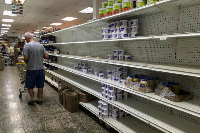 CAR24. CARACAS (VENEZUELA), 24/07/2017.- Personas buscan alimentos en un supermercado con estanterías parcialmente vacíos hoy, lunes 24 de julio de 2017, en Caracas (Venezuela). Numerosos supermercados de Caracas cerrarán hoy con más estanterías vacías de lo habitual después de que los habitantes de la capital hicieran acopio de alimentos y otros productos básicos ante el paro general contra el Gobierno que la oposición convocó para el miércoles y el jueves. EFE/MIGUEL GUTIÉRREZ