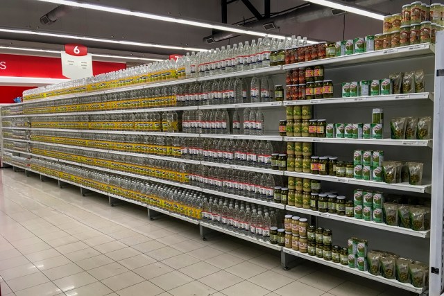 CAR24. CARACAS (VENEZUELA), 24/07/2017.- Personas buscan alimentos en un supermercado con estanterías con alimentos repetidos hoy, lunes 24 de julio de 2017, en Caracas (Venezuela). Numerosos supermercados de Caracas cerrarán hoy con más estanterías vacías de lo habitual después de que los habitantes de la capital hicieran acopio de alimentos y otros productos básicos ante el paro general contra el Gobierno que la oposición convocó para el miércoles y el jueves. EFE/MIGUEL GUTIÉRREZ