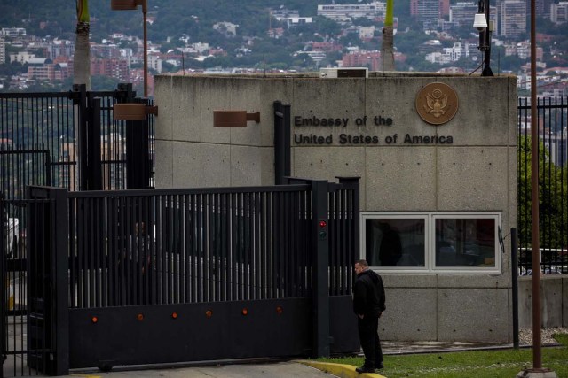 CAR05. CARACAS (VENEZUELA), 28/07/2017. Vista exterior de la embajada de Estados Unidos hoy, viernes 28 de julio de 2017, en Caracas (Venezuela). El canciller de Venezuela, Samuel Moncada, acusó hoy a Estados Unidos de crear deliberadamente alarma en el país con la intención de sembrar el caos, después de que Washington ordenara al personal diplomático y sus familias salir de la nación antes de las elecciones del domingo. EFE/CRISTIAN HERNÁNDEZ