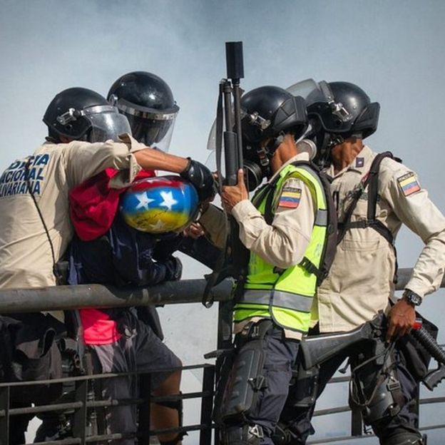 DetenidoDerechos de autor de la imagenISAAC PANIZA Image caption En esta foto es difícil de apreciar, pero en el medio de los 4 policías, hay una persona.