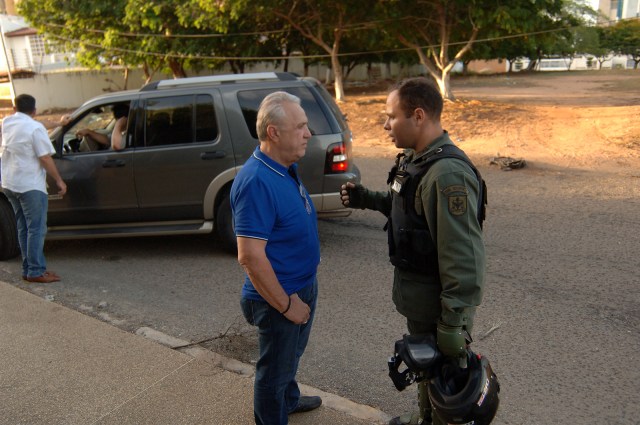 MARACAIBO,VENEZUELA,06/07/2017. MAS DE 30 EFECTIVOS DE LA GNB MOTORIZADOS ANTIMOTINES LLEGANFRENTE A CASA DE CARLOS ALAIMO, EN LOS OLIVOS.