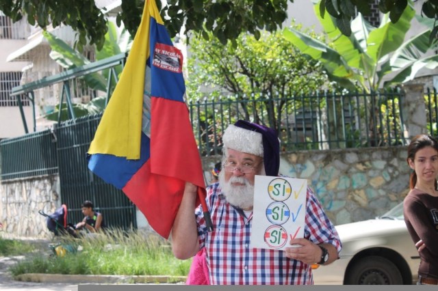 Este personaje da la bienvenida a quienes asisten a la consulta popular en El Marqués / Foto: @Edgarcardenasp