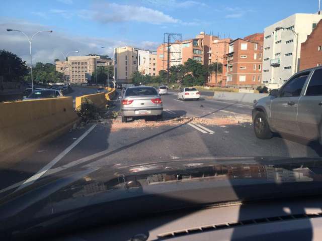 Autopista Prados Del Este cerrada por funcionarios