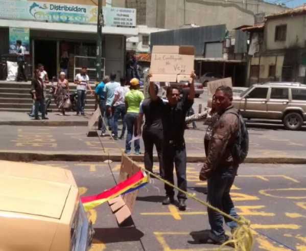 Vecinos cerraron la Avenida Roosevelt como medida de protesta / Foto: Concejal Jesús Armas