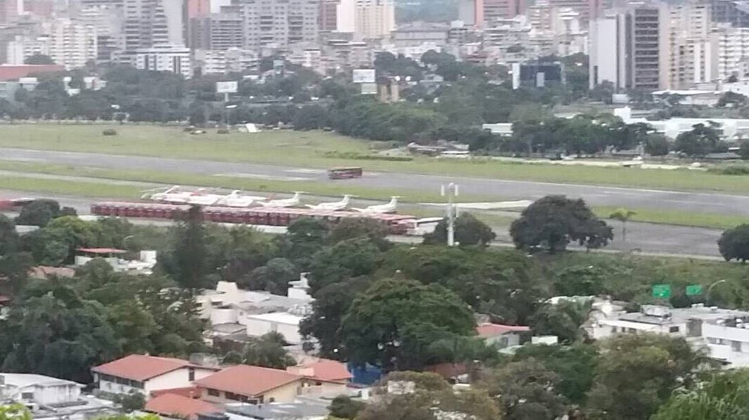 Atravesaron un MetroBus en la Base La Carlota (FOTO)