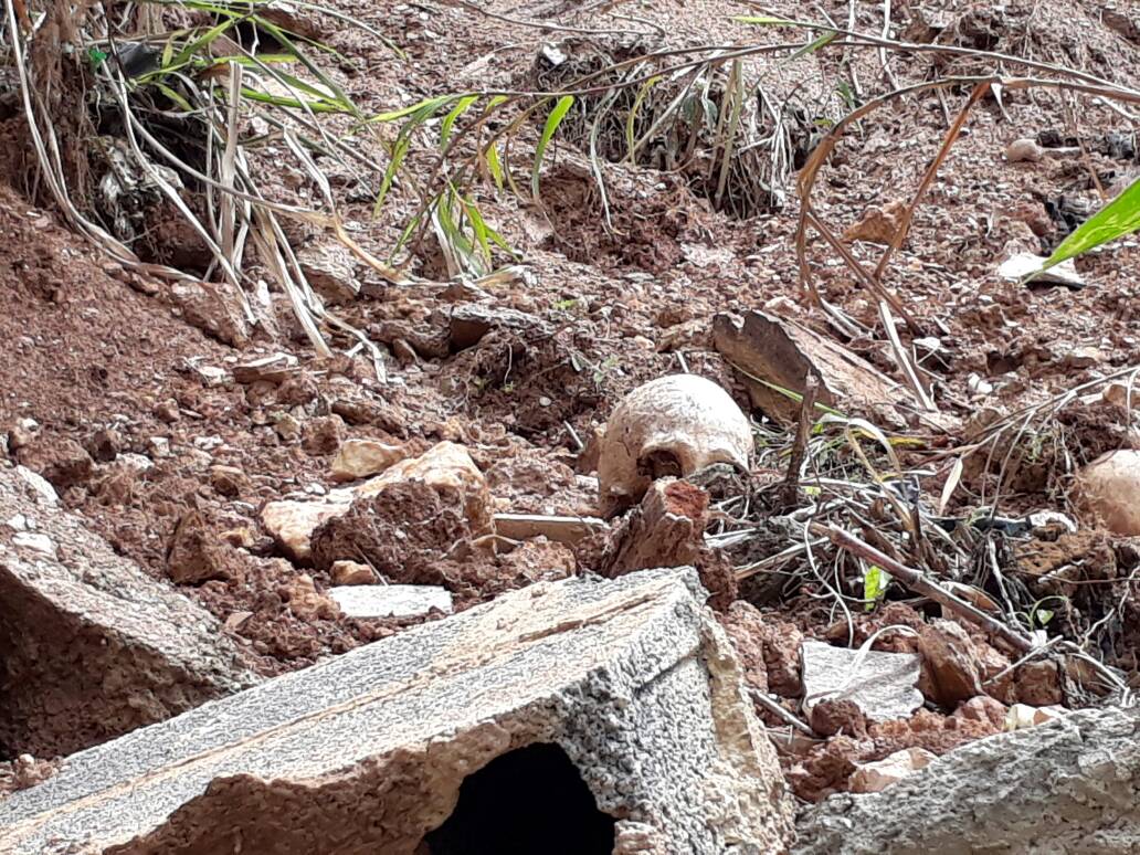 Cementerio de Los Salias se viene abajo con todo y tumbas