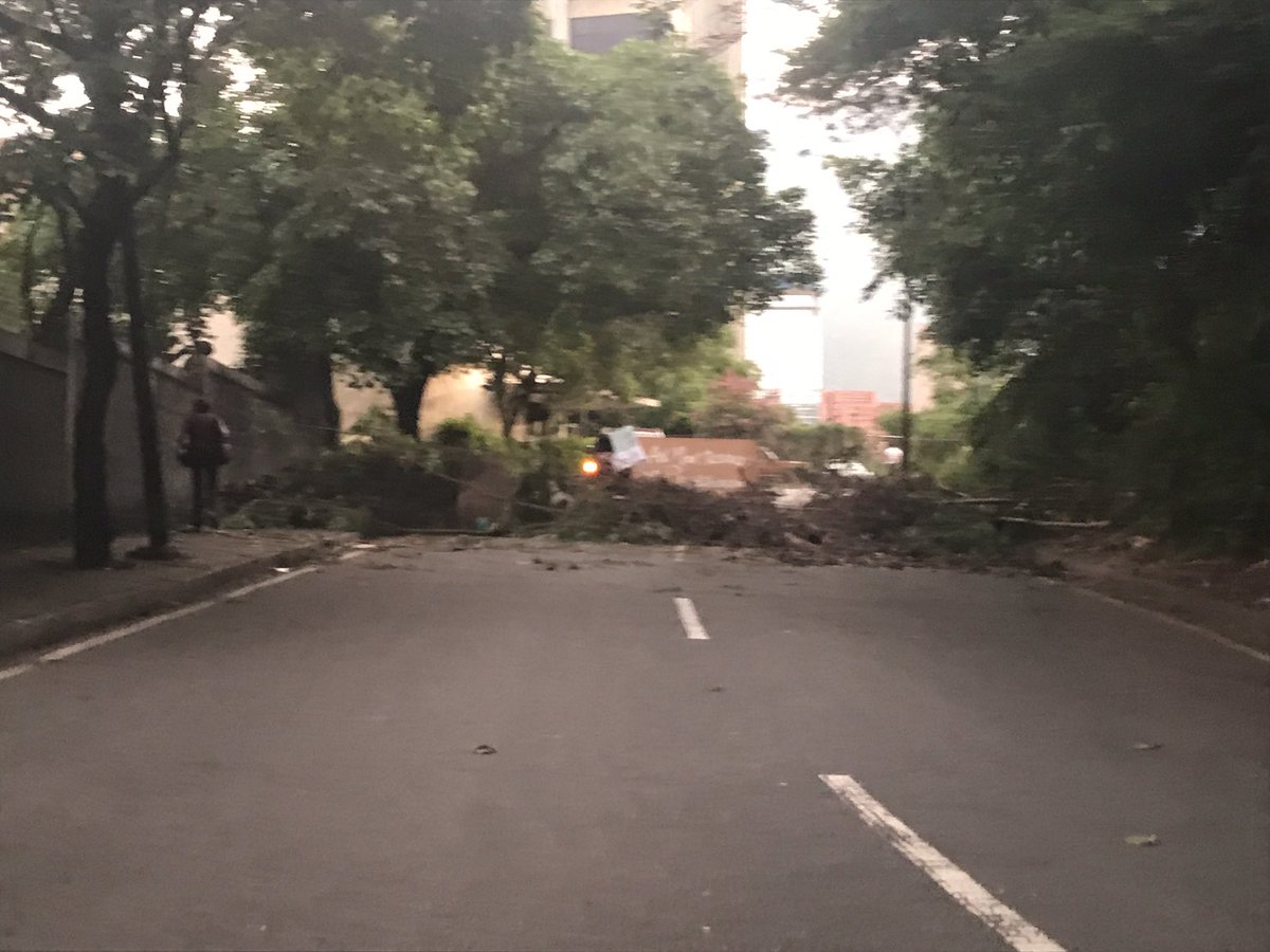 Vecinos de Colinas de Bello Monte cierran el paso con barricadas #19Jul