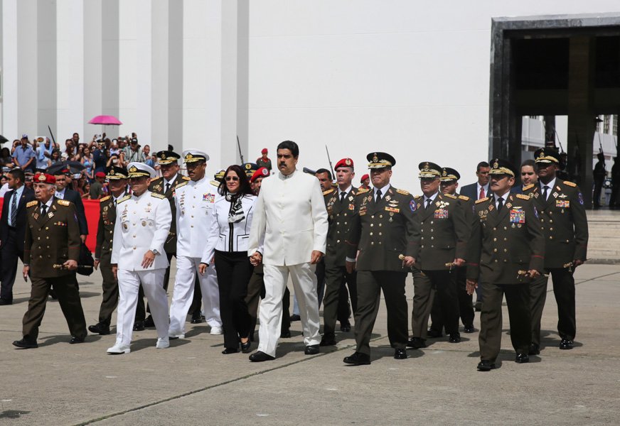 El liqui-liqui “línea blanca Samsung” que lució Maduro este viernes (+Fotos)