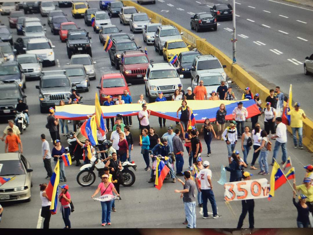 Este domingo hubo trancazo en la autopista Prados del Este (Fotos)