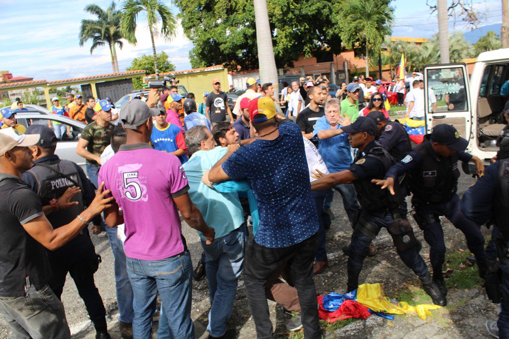 Momento en que yaracuyanos impiden la detención de cinco jóvenes (+VIDEOS)