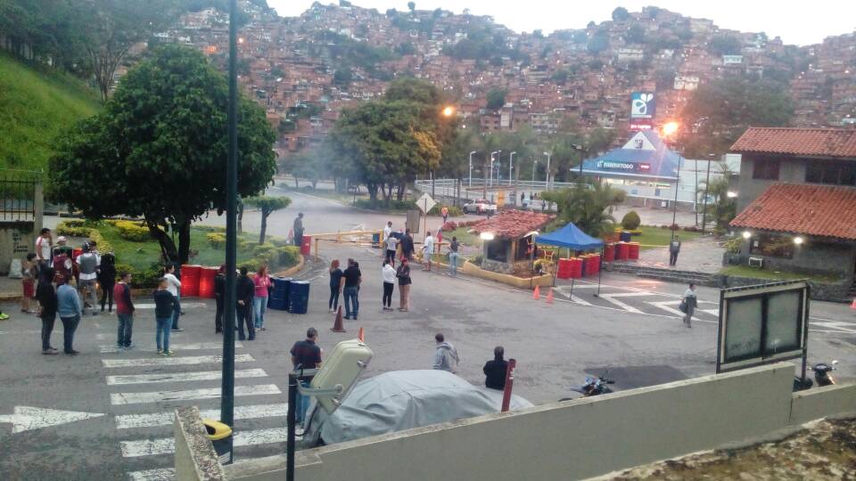 Cerrados los accesos hacia Terrazas del Ávila #20Jul