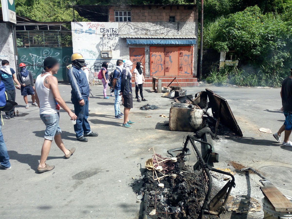 Palo Verde y Petare siguen en la calle: GNB reprimió “un ratico” y se fue (Fotos)