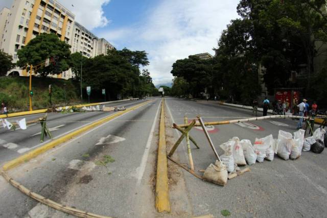 Foto: Los vecinos de El Cafetal montaron barricadas durante el Paro Nacional  / Foto Regulo Goméz LaPatilla.com