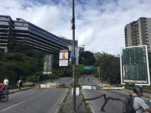  Los vecinos de El Cafetal montaron barricadas durante el Paro Nacional  / Foto Regulo Goméz LaPatilla.com