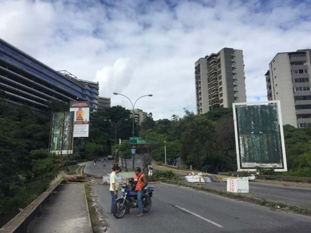  Los vecinos de El Cafetal montaron barricadas durante el Paro Nacional  / Foto Regulo Goméz LaPatilla.com