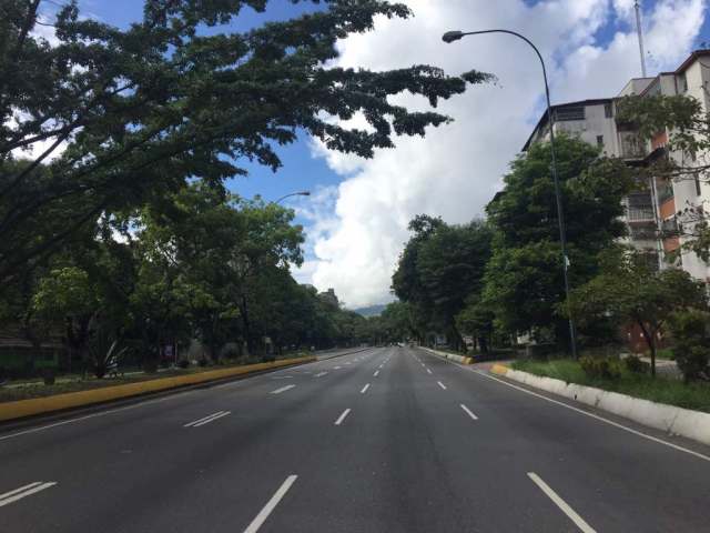  Los vecinos de El Cafetal montaron barricadas durante el Paro Nacional  / Foto Regulo Goméz LaPatilla.com