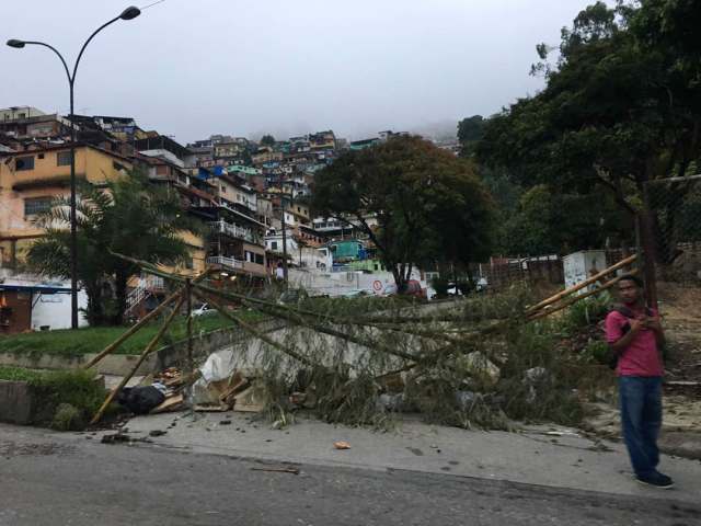 Barricadas desde El Hatillo hasta El Cafetal / Fotos: @verocarballo7