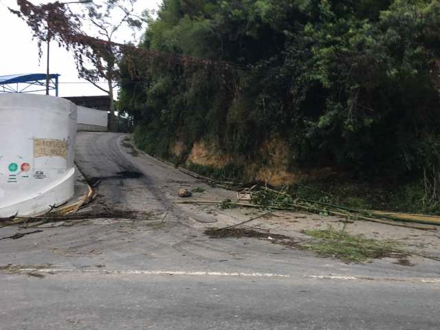 Barricadas desde El Hatillo hasta El Cafetal / Fotos: @verocarballo7