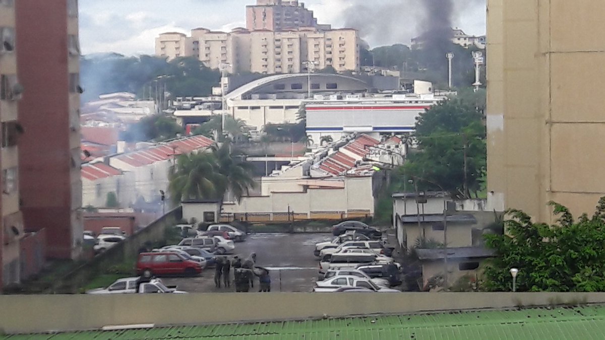 A empujones y golpes sacaron a familiares de estudiantes detenidos en Puerto Ordaz