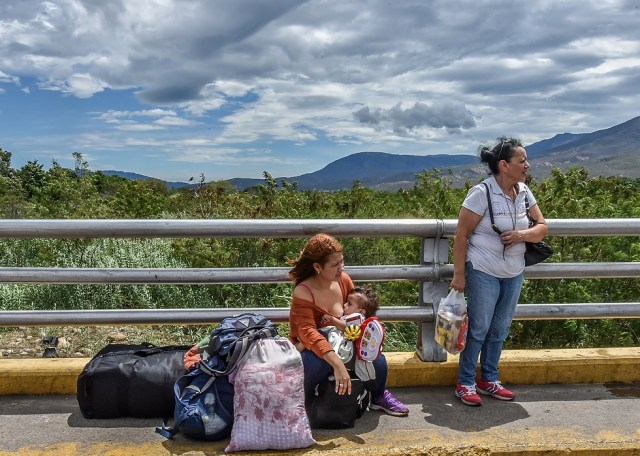 Los ciudadanos venezolanos descansan en Cucuta, departamento de Norte de Santander, después de cruzar el puente internacional Simón Bolívar de San Antonio del Táchira, Venezuela el 25 de julio de 2017. Unos 25.000 venezolanos cruzan a Colombia y regresan a su país diariamente con alimentos, consumibles y dinero de trabajo ilegal, según fuentes oficiales. Además, hay 47.000 venezolanos en Colombia con estatus migratorio legal y otros 150.000 que ya han completado los 90 días permitidos y ahora están sin visa. / AFP FOTO / Luis Acosta