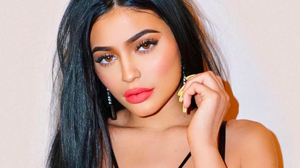 ¡Se acabó la intriga!  Kylie Jenner comparte primera foto de su hija