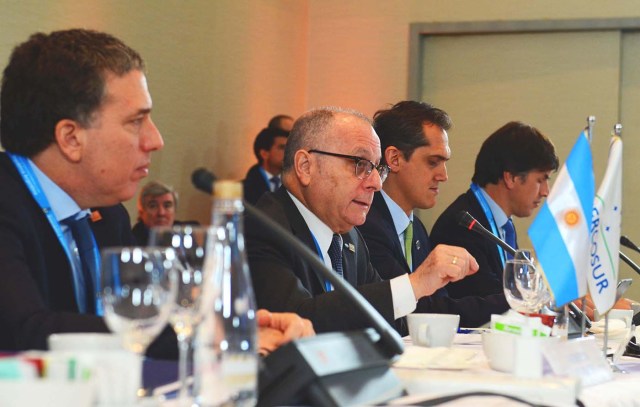 El ministro de relaciones exteriores argentino, Jorge Faurie, habla junto al ministro del Tesoro argentino, Nicolás Dujovne, durante la Cumbre del Mercosur en Mendoza. 20 julio, 2017. Argentine Foreign Ministry/Handout via REUTERS ATTENTION EDITORS - THIS IMAGE WAS PROVIDED BY A THIRD PARTY.