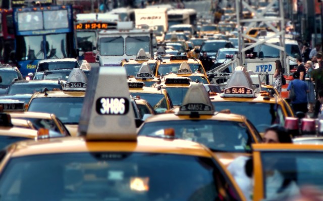 Refedrencial. Congestionamiento en una avenida en NYC, EEUU