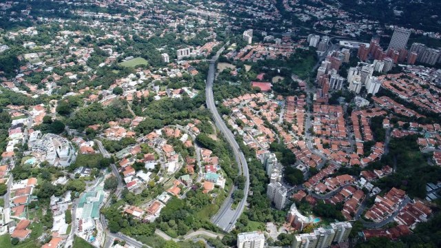 Vista aérea desde el túnel de La Trinidad hacia la redoma de Prados del Este jueves 27 de julio de 2017 durante el paro nacional a las 12:40 pm