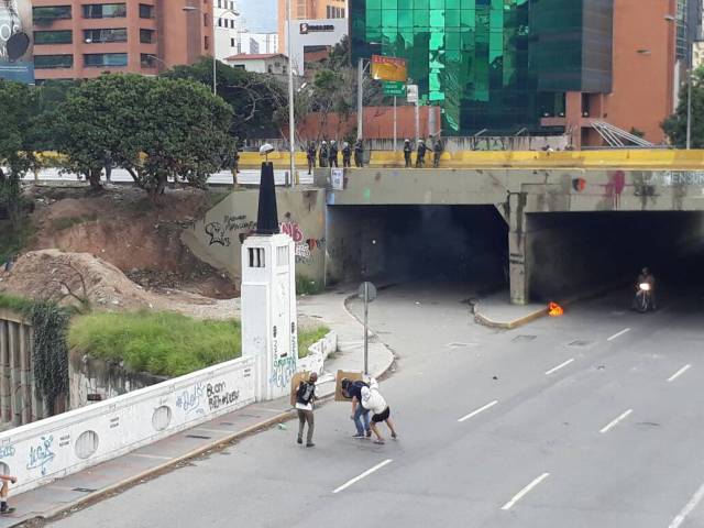 Manifestantes resistiendo a la represión de los cuerpos de seguridad del Estado / Foto: Esteninf Olivarez