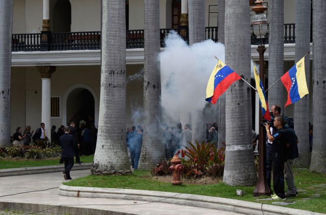 Mientras se realizaba la Sesión, los grupos paramilitares oficialistas agredieron a diputados y trabajadores. / AFP PHOTO / Juan BARRETO