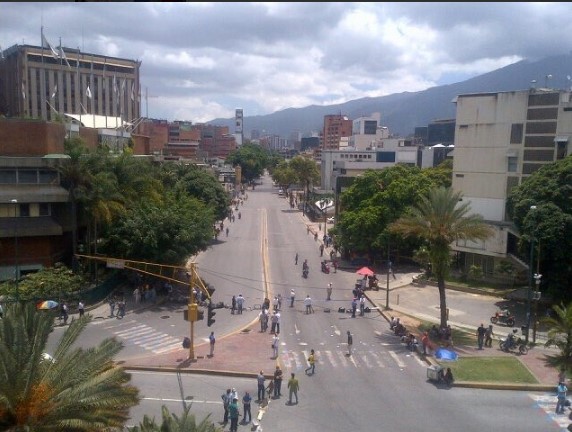 Ni un solo vehículo transita por la principal de Las Mercedes por el trancazo de este #4Jul