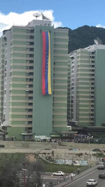 Vecinos de Los Verdes desplegaron una gigantesca bandera nacional