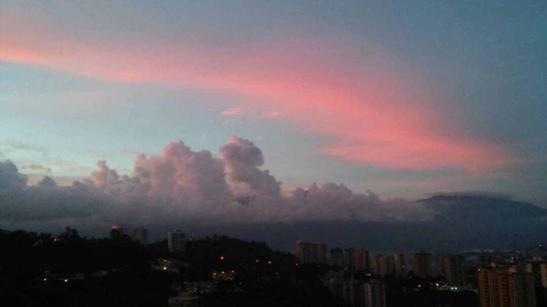 ¿Ovni en Caracas? Atardecer se vio opacado por la presencia de misterioso artefacto alargado (FOTOS)