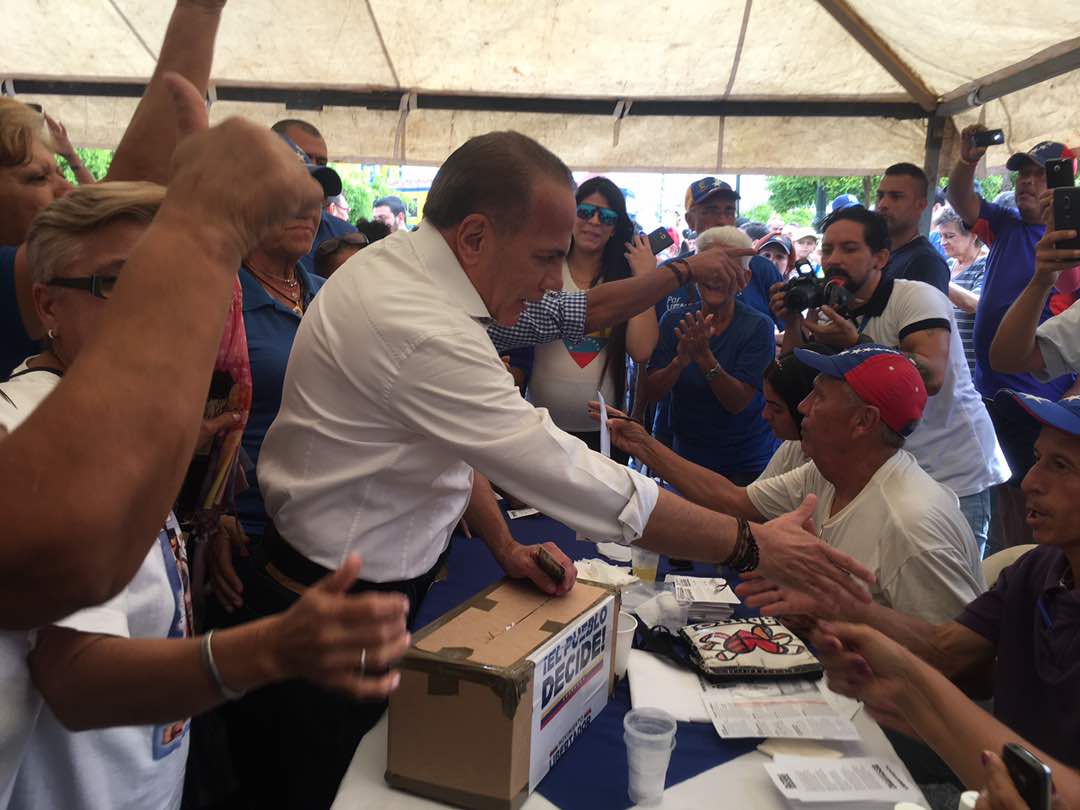 Manuel Rosales ejerció su derecho al voto en la consulta soberana #16Jul