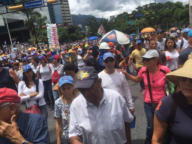 Manifestantes marchan con rumbo al TSJ (Foto: LaPatilla.com)