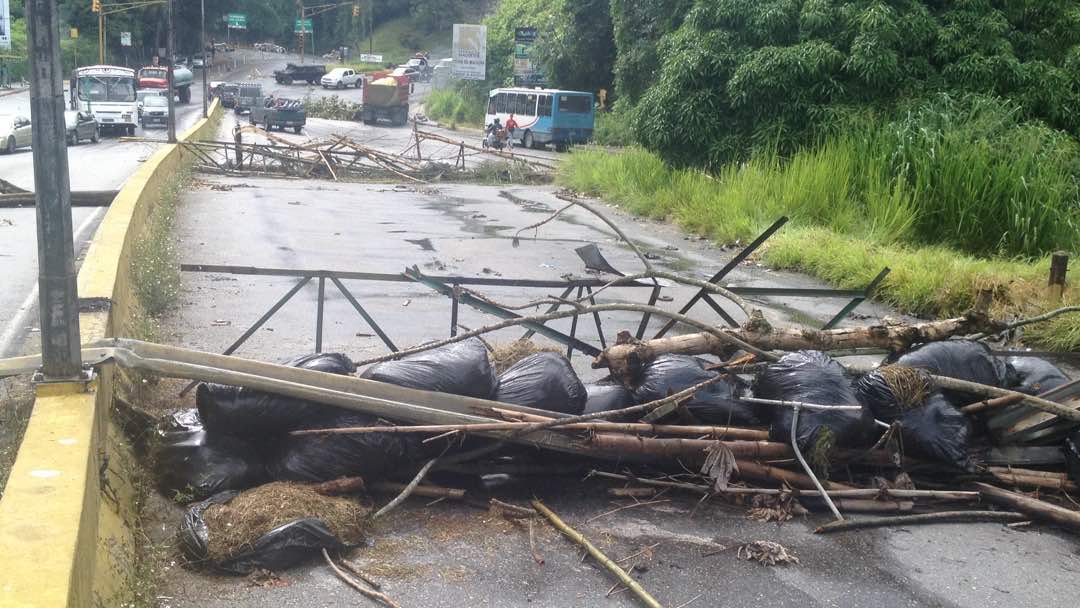 Barricadas se mantienen hacia la Universidad Santa María #28Jul (Fotos)