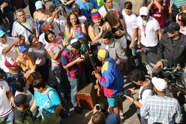 El violinista Wuilly Arteaga amenizó durante la consulta popular. Foto: Wil Jiménez - LaPatilla.com