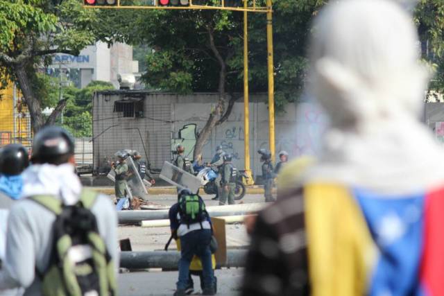 GNB reprime con lacrimógenas trancazo en Altamira y Chacao: La resistencia se mantiene. Foto: Régulo Gómez / LaPatilla.com