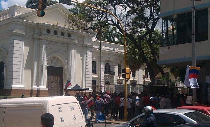 Oficialistas “de paz” apostados frente a la AN