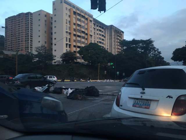 Barricadas desde El Hatillo hasta El Cafetal / Fotos: @verocarballo7