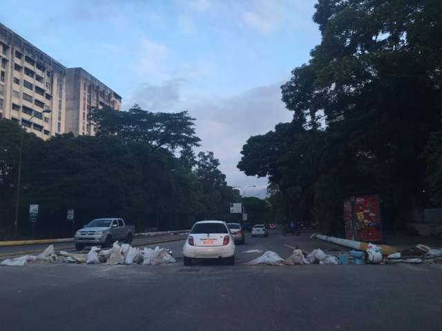 Barricadas desde El Hatillo hasta El Cafetal / Fotos: @verocarballo7