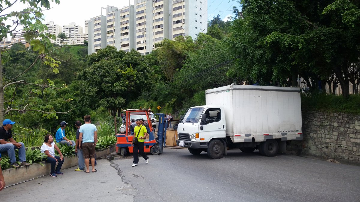 En Piedra Azul y la carretera vieja de Baruta no hay paso por el trancazo #4Jul