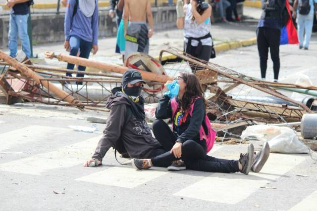 GNB reprime con lacrimógenas trancazo en Altamira y Chacao: La resistencia se mantiene. Foto: Régulo Gómez / LaPatilla.com