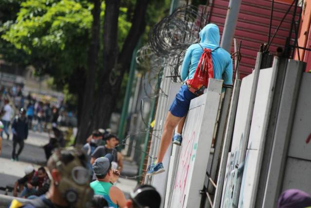 GNB reprime con lacrimógenas trancazo en Altamira y Chacao: La resistencia se mantiene. Foto: Régulo Gómez / LaPatilla.com